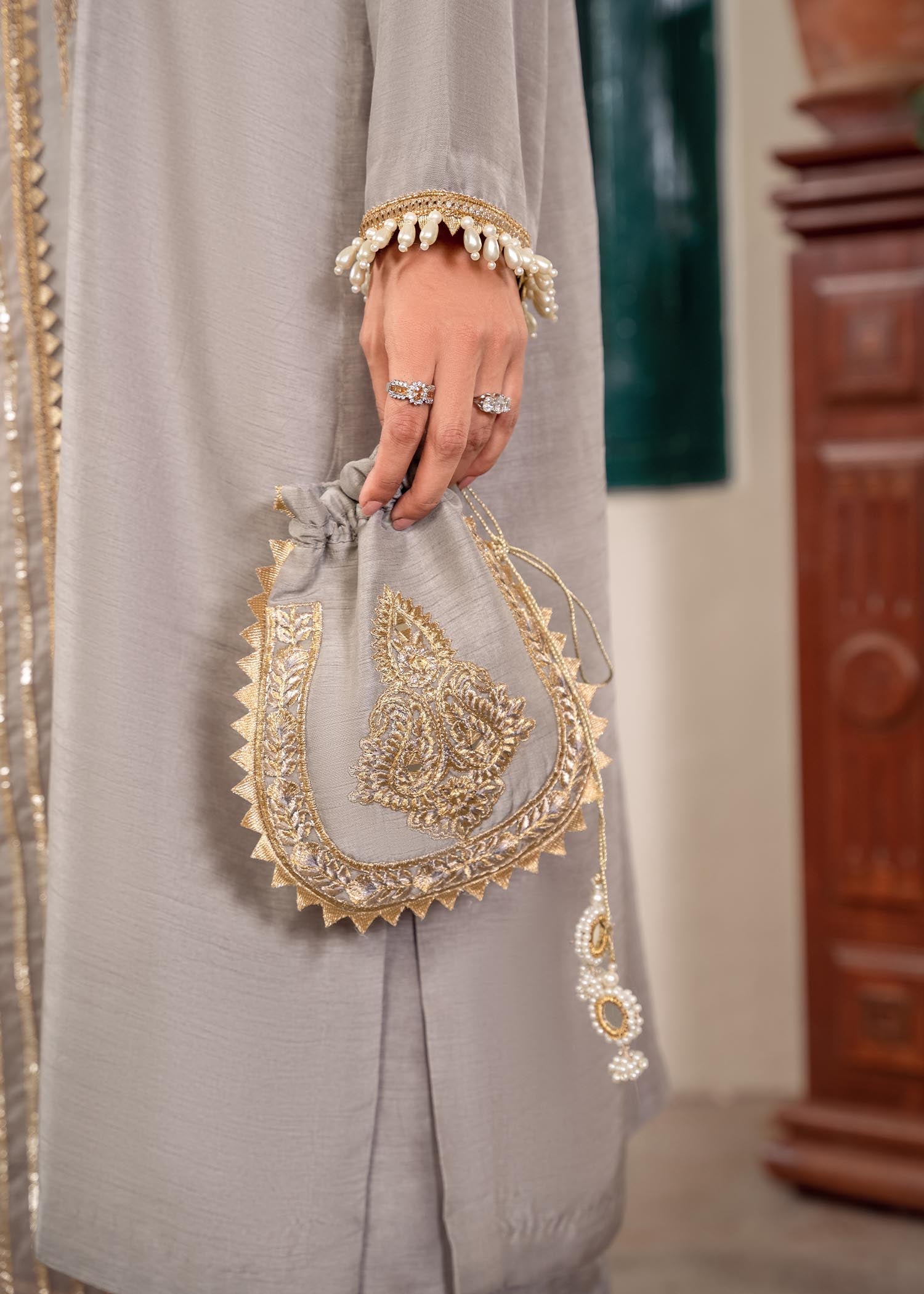 Rang-e-Haya Zareen Grey