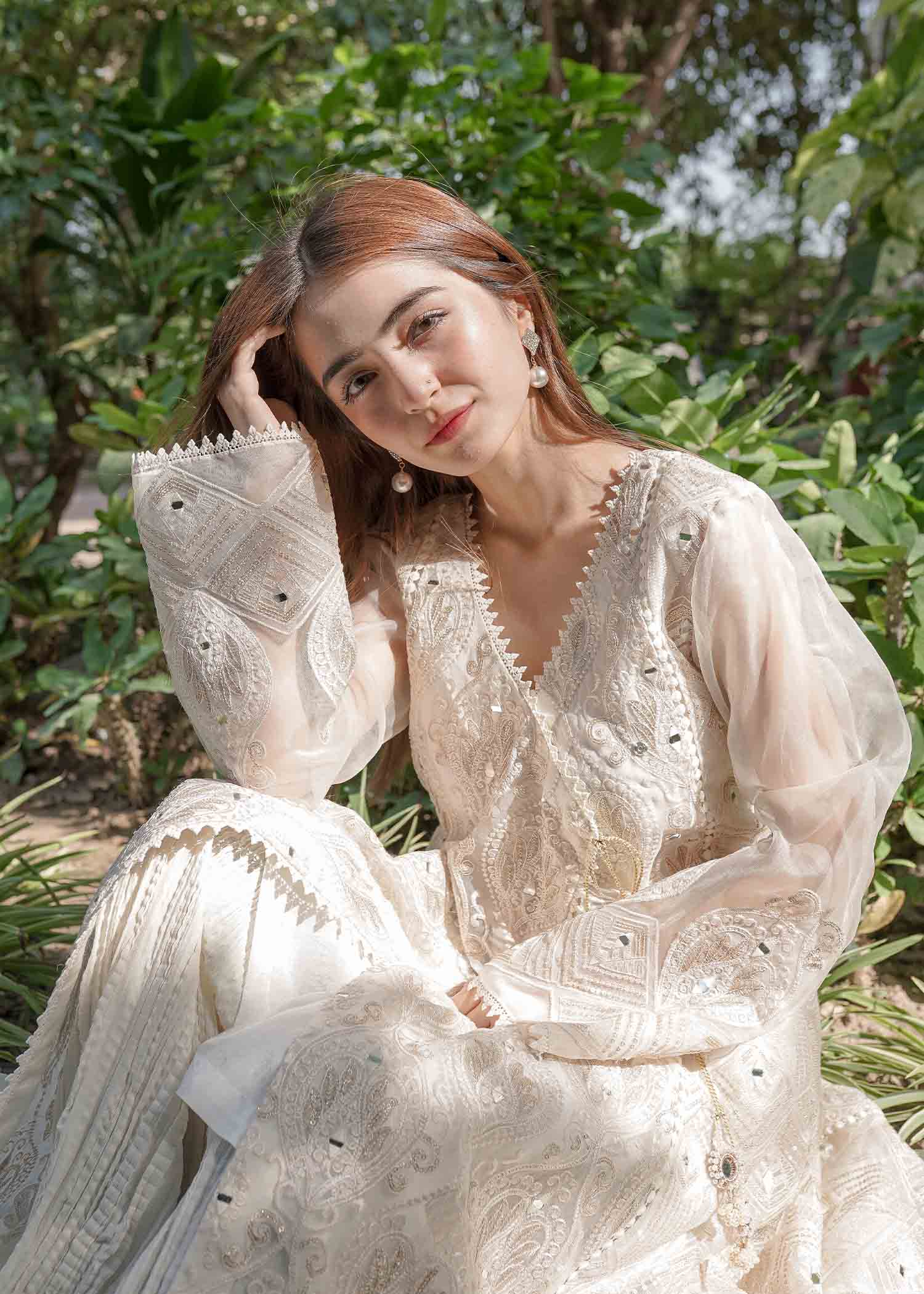 Rang-e-Haya Lily (Ash White)