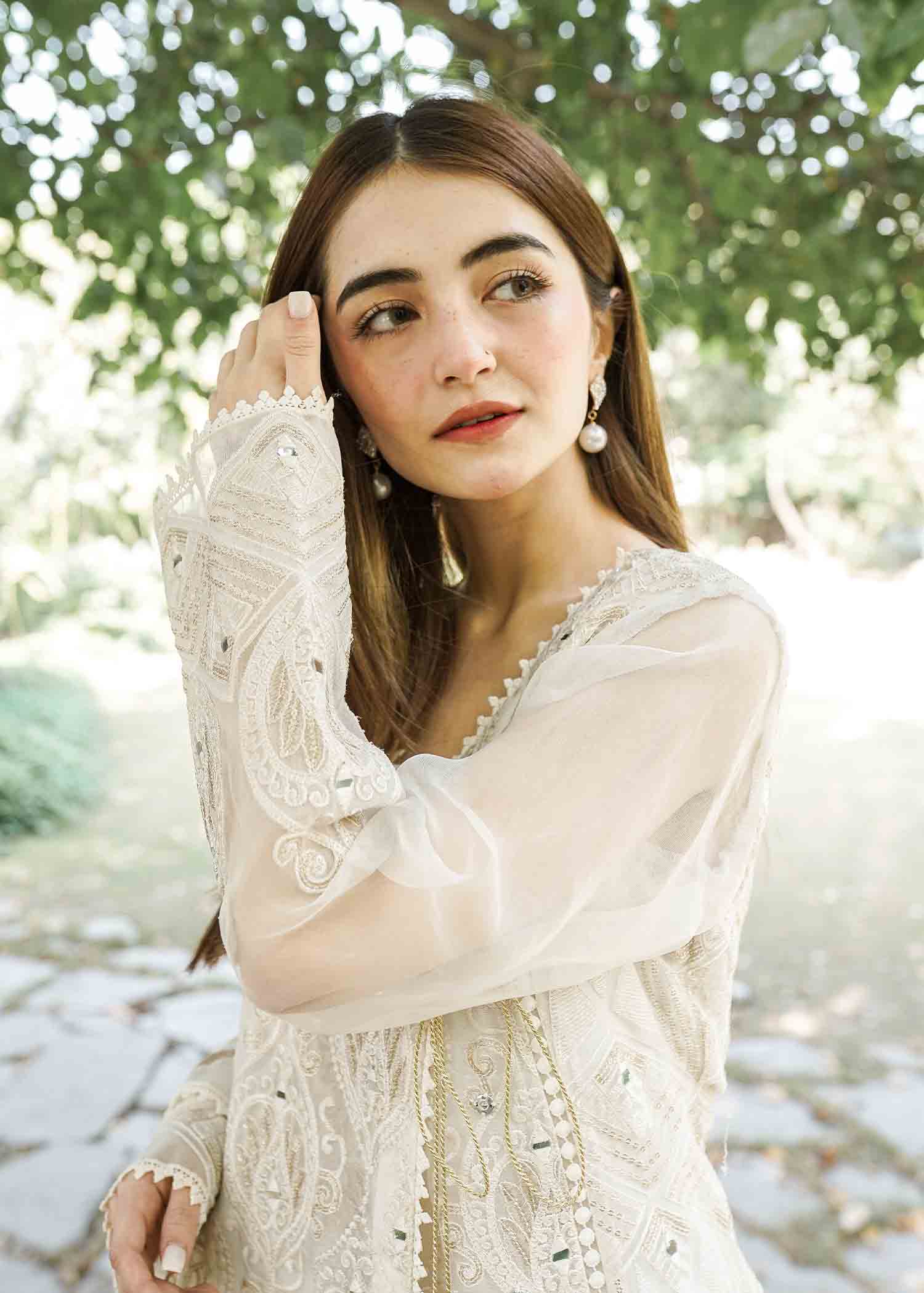 Rang-e-Haya Lily (Ash White)