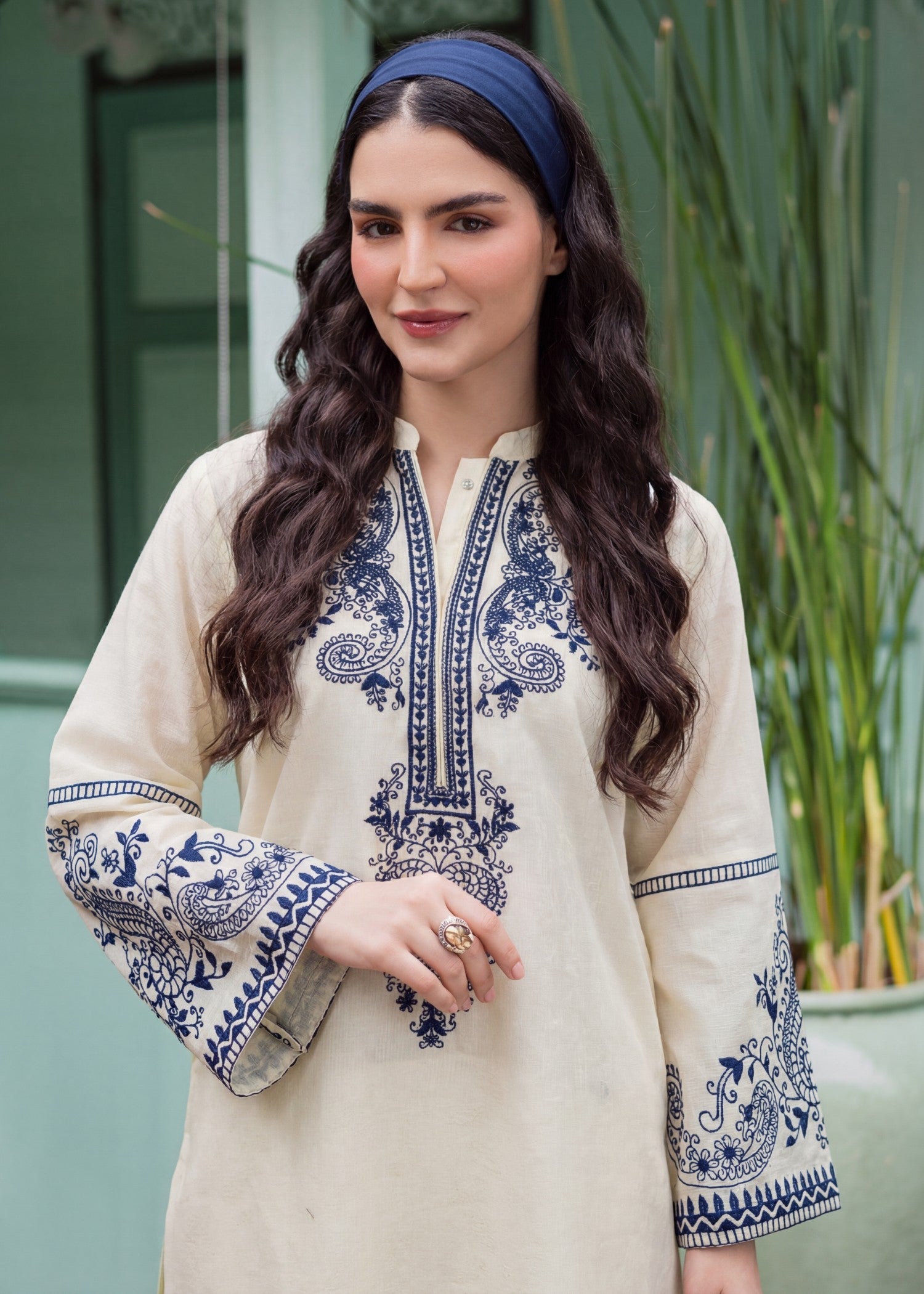 Sahibas By Mirza Urfi Off White