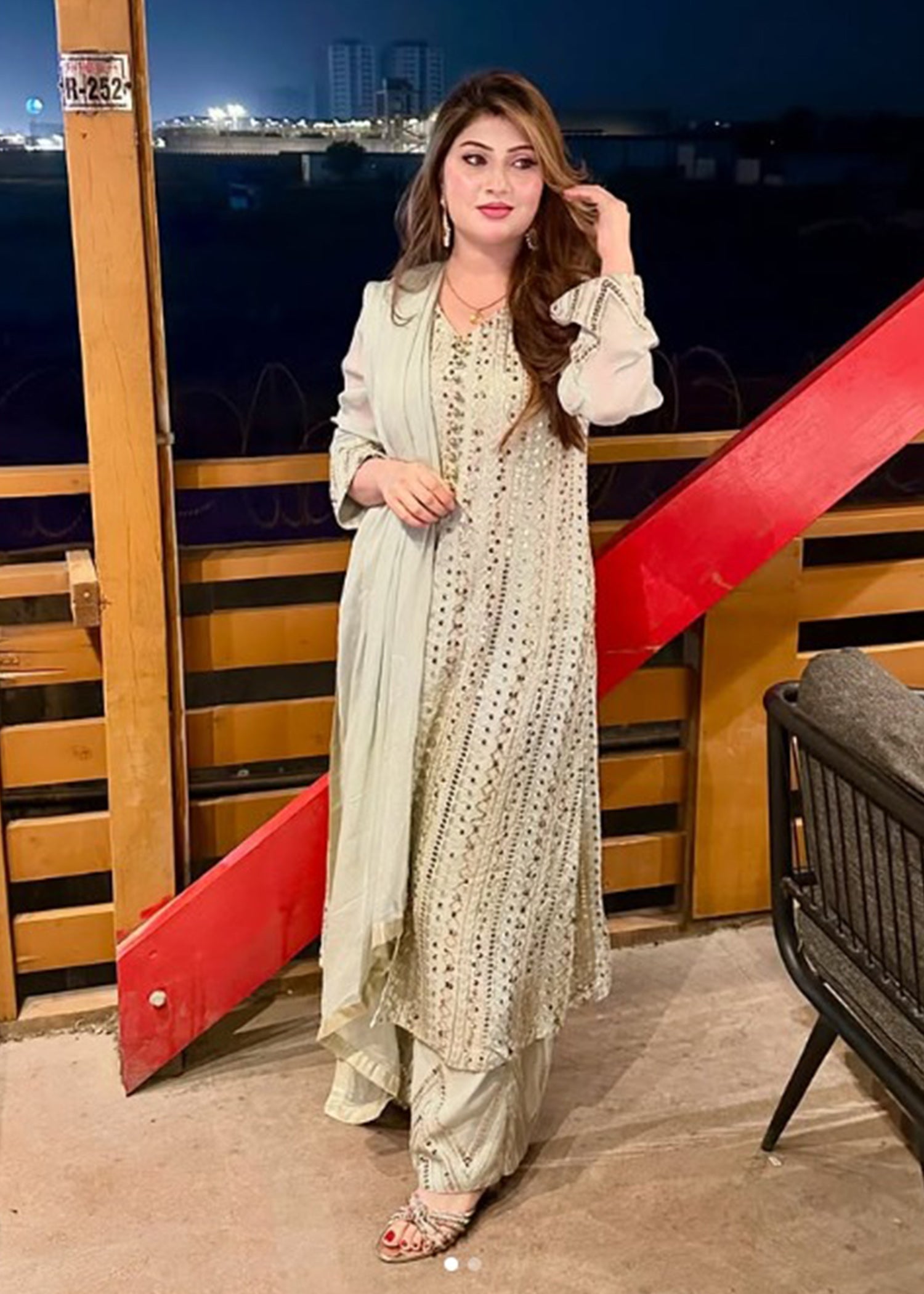 Rang-e-Haya Ufaq/White