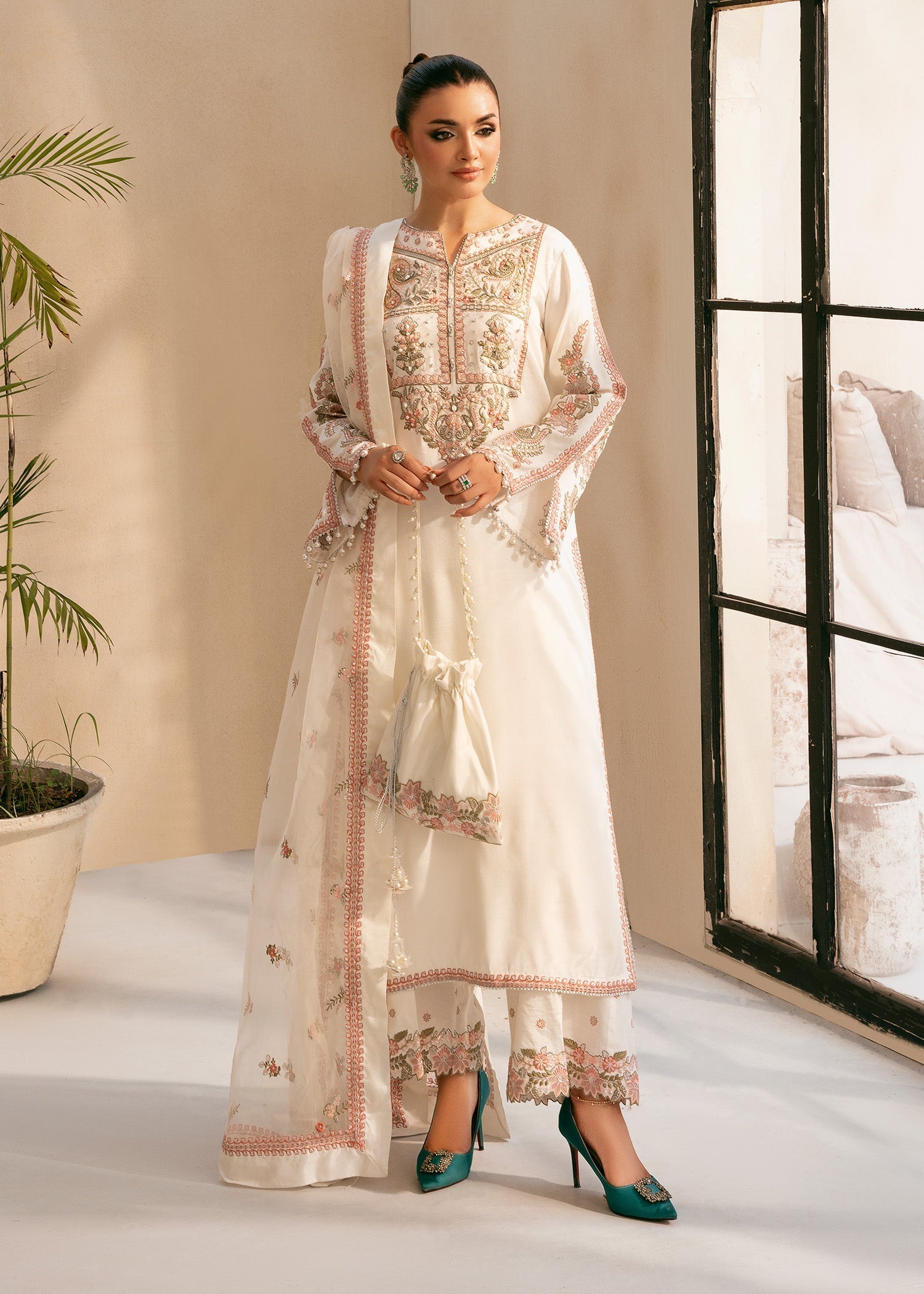 Rang-e-Haya Jolie